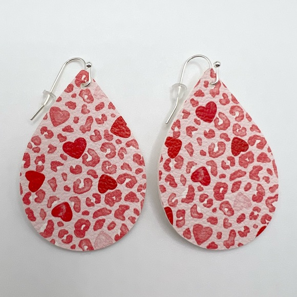 💕❤️Valentine hearts teardrop earrings. Vegan leather, lightweight, handmade. - Picture 2 of 4